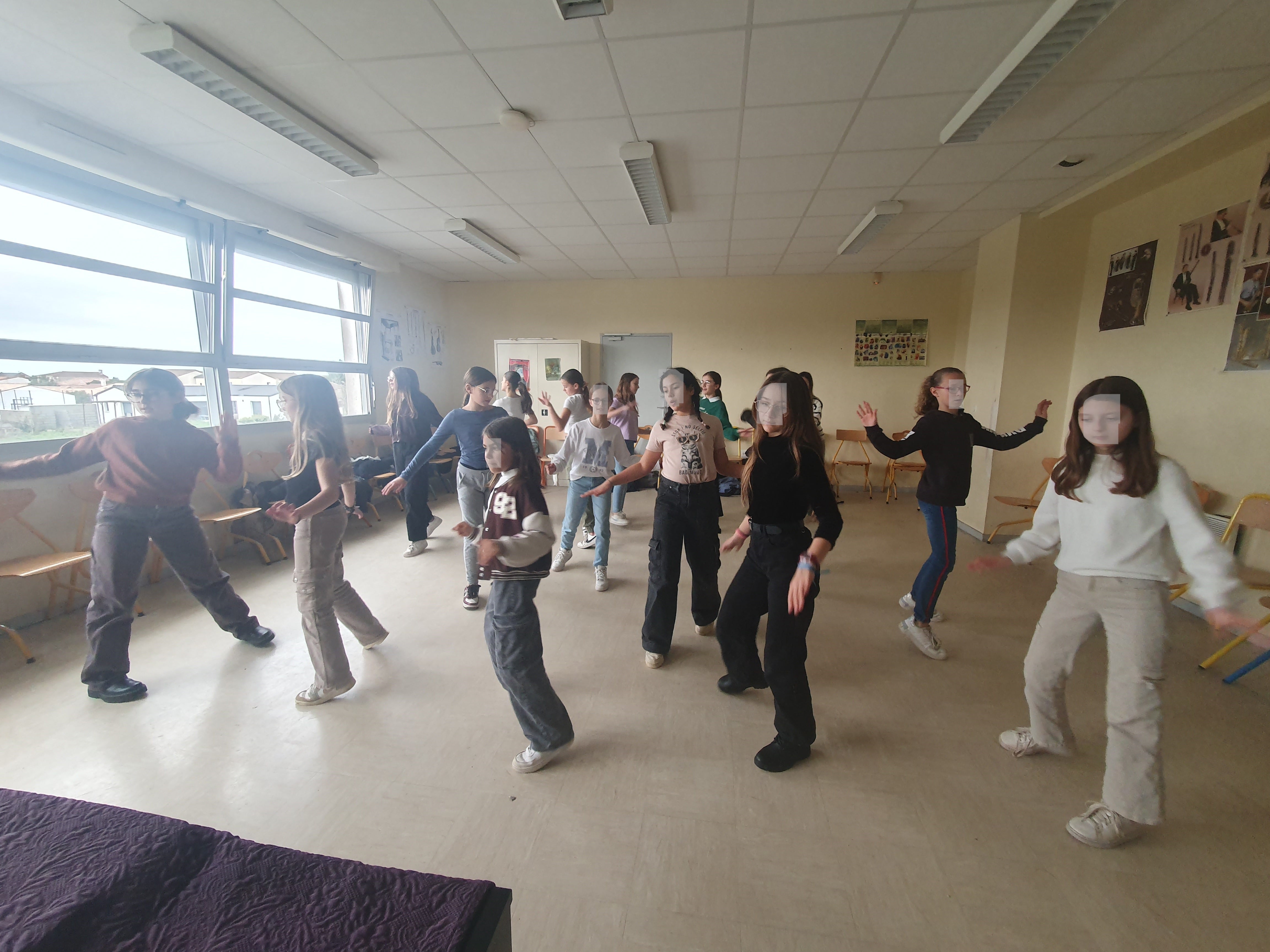 Photo d'élèves en train de danser